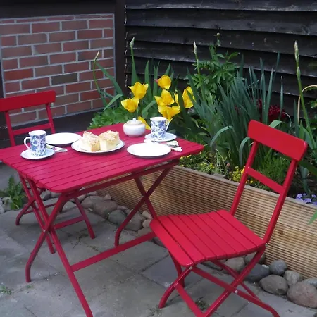 In Mit Terrasse Und Garten *