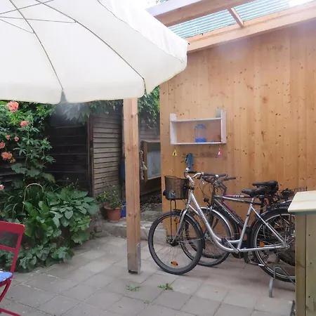 In Mit Terrasse Und Garten