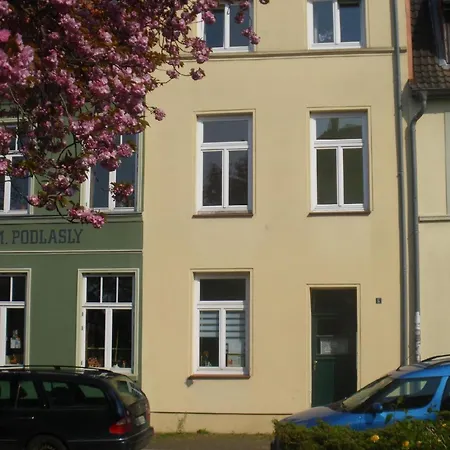 In Mit Terrasse Und Garten